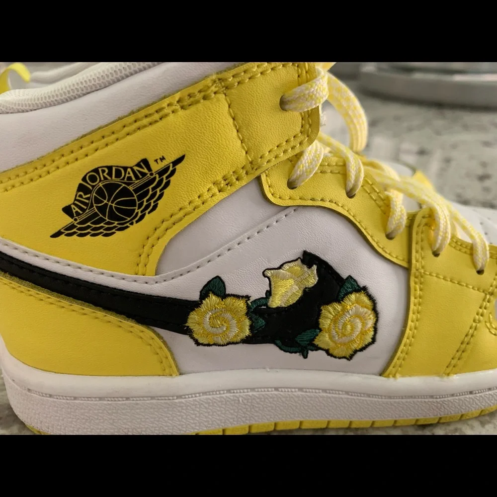 Nike‎ Air Jordan 1 Mid SE TD Rose Patch Dynamic Yellow Size 1 Authentic